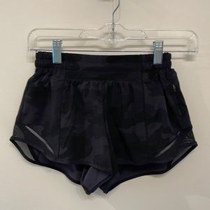 Lululemon Hotty Hot High Rise Short 2.5" Lined in camo deep coal/black
